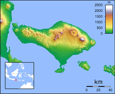 Mapa konturowa Bali, po prawej znajduje się czarny trójkącik z opisem „Agung”