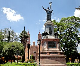 Het centrale plein plaza del grande Hidalgo met het monument voor Miguel Hidalgo en de katholieke kerk Nuestra Señora de los Dolores in Dolores Hidalgo