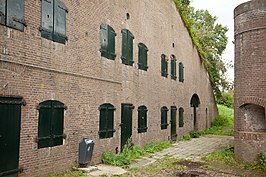 Kazerne en rechts nog een deel van het wachtgebouw