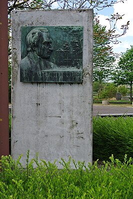 Gedenkteken van de Tieltse kunstenaar-beeldhouwer Maurice Vander Meeren in de Deken Darraslaan Tielt.