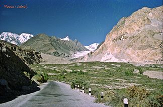 Blick vom Karakorum Highway auf (v. l. n. r.) Ultar Sar und Bojohagur Duanasir, Shispare, Pasu Diar sowie auf den Passugletscher