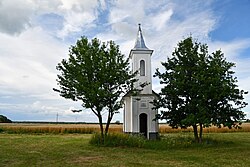 Az Avar-sírkápolna a falu határában