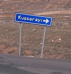 Köye giden yolu gösteren tabela