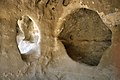 Wohnhöhle mit Schlafnische (rechts) und Durchbruch zur Nachbarhöhle