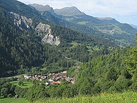 Molinis von Nordosten. Links die Rungser Rüfi, rechts im Hintergrund das Dorf Tschiertschen