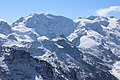 Munt Pers (Bildmitte), vom Piz Languard aus gesehen. Dahinter links der Piz Palü, rechts die Bellavista