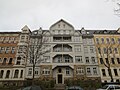 Mietshaus in geschlossener Bebauung mit Vorgarten und rückwärtigem Gewerbegebäude