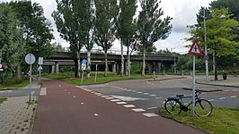 Abouderpadmetrobrug met daarachter de spoorbrug (juli 2020)