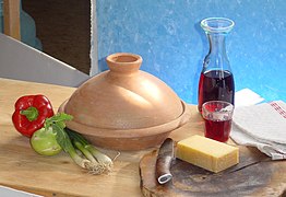 Tajine ohne Glasur mit dem ursprünglich bei den Berbern gebräuchlichen gewölbten Deckel