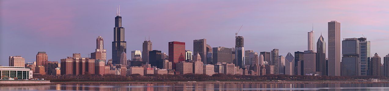 Michigan Gölü'nün güneybatı kıyısında ve Illinois eyaletinde yer alan Chicago'nun şehir merkezinin şafak vaktinde panoramik görünümü (18 Nisan 2009). (Üreten: Dschwen)