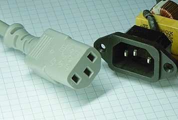 Kaltgerätekupplung grau (C13) und Kaltgeräteeinbaustecker schwarz (C14), übliche dreipolige Ausführung