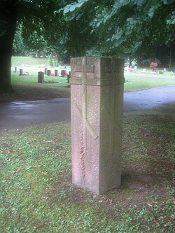 Stele mit Russischem Kreuz.