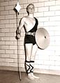 Bert Hubbard 1954 als Gewinner der US Juniorenmeisterschaften im Solo in seinem Kostüm zu Viking's prayer before battle