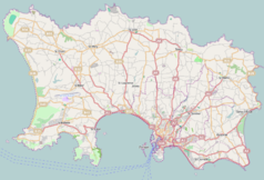 Mapa konturowa Jersey, po prawej znajduje się punkt z opisem „Farmers Cricket Club Ground”