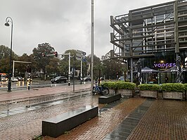 Kennemerplein anno 2020; rechts kantorencomplex uit de jaren 90, links de weg over de Kennemerbrug