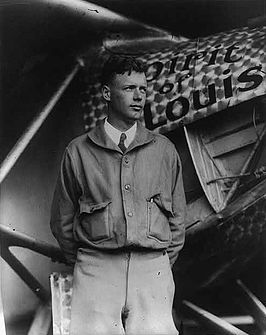 Charles Lindbergh voor zijn vliegtuig Spirit of St. Louis na zijn beroemde trans-Atlantische vlucht, mei 1927