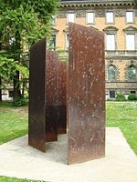 Sculptuur Zim Zum II van Barnett Newman bij K21