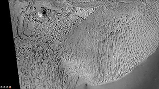 Schichten im Becquerel-Kraterhügel, aufgenommen von der CTX-Kamera des Mars Reconnaissance Orbiter.