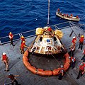 Capsule van Apollo 11 op USS Hornet