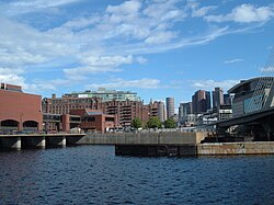 Der Charles River Dam mit Pumpenhaus (links) und Schleusen (Mitte).