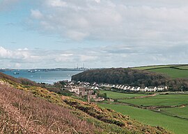 Blick von Norden über Dale Castle und das Dorf Dale nach Milford Haven und auf die Pembroke Raffinerie