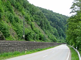 A vasútvonal a Bundesstraße 8 mellett