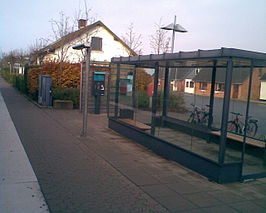 In het verlengde van de abri het oorspronkelijke station