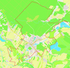 Mapa konturowa Maciejowic, blisko centrum po lewej na dole znajduje się punkt z opisem „Parafia Wniebowzięcia Najświętszej Maryi Panny”