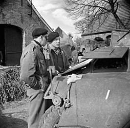 Brigadier RW Moncel (links) en Majoor-General Christopher Vokes, commandant van 4th Canadian Armoured Division, observeren een Duitse tegenaanval, Sögel, Duitsland