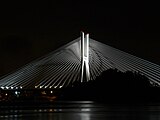 Die fertiggestellte Brücke bei Nacht