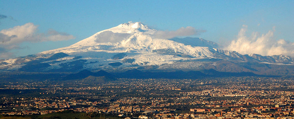 Katanya banliyölerinin üzerinde yükselen Etna Dağı