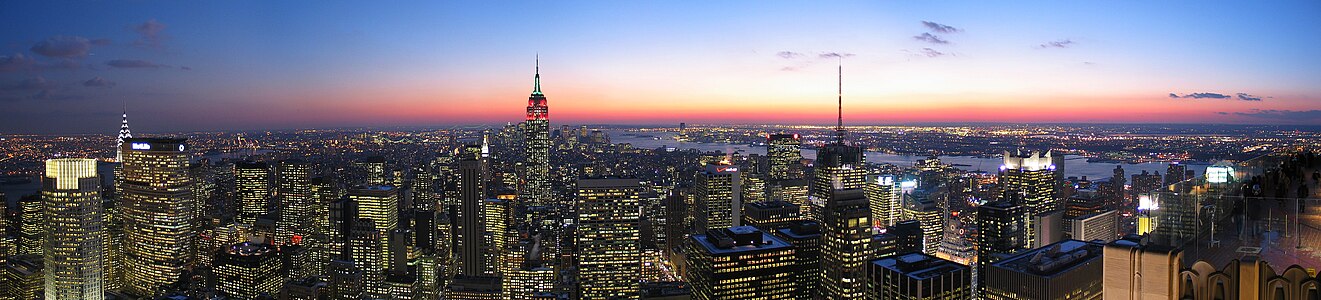 Rockefeller Merkezi'nin 'Top of the Rock" katından New York şehir merkezi. Soldan sağa doğru Chrysler Binası, Manhattan Köprüsü, Brooklyn Köprüsü, Verrazano-Narrows Köprüsü, MetLife Tower, Empire State Binası ve Condé Nast Binası görülmektedir. (Üreten: Dschwen)