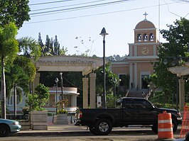 Plein met de katholieke kerk Nuestra Señora de la Monserrate in het centrum van Moca