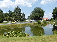 Dorfteich, im Hintergrund Gästehaus und Gaststätte Dierks