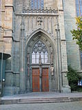 Der Haupteingang an der Südseite der Wiesenkirche