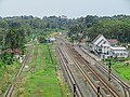 View dari atas terowongan Ijo. Kiri merupakan stasiun Ijo lama, kanan merupakan stasiun Ijo baru.