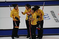 Die Frauenmannschaft 2010 im Vorrundenspiel gegen Dänemark (v. l. n. r.): Skip Wang Bingyu, Third Liu Yin, Lead Zhou Yan und Second Yue Qingshuang