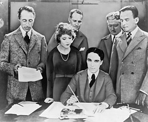 Links und rechts ein Rechtsanwalt. D.W. Griffith, Mary Pickford, Charlie Chaplin (sitzend) und Douglas Fairbanks unterzeichnen die Gründung des United Artists Studios 1919