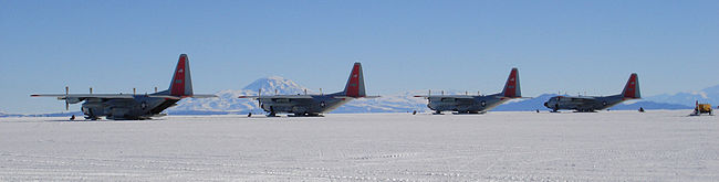 Foto: Adrew Mandemaker (2006) Fire Lockheed LC-130 Hercules fra US Air Force ved Williams Field, Antarktika.