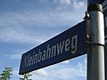 Straßen­schild des Klein­bahn­wegs (2017)