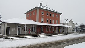 Empfangsgebäude mit Bahnsteigen
