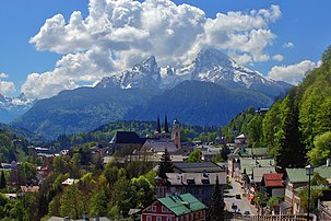 Der Watzmann mit Berchtesgaden im Vordergrund