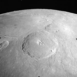 Mondkrater Theophilus und (im Hintergrund) Cyrillus. Links der Mondkrater Mädler. Foto: Apollo 16, NASA