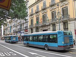 Alameda, Belediye Binası ve Caddesi'nden bir manzara.