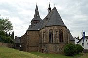 Die Kirche St. Laurentius stammt in ihren ältesten Teilen aus spätgotischer Zeit. Der Kirchenraum wurde um 1950 von Künstlern der Kölner Werkschulen umgestaltet und stellt einen der wenigen „modernen“ Kirchenräume der Eifel dar.