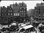 De ingang van de Sint Antoniesbreestraat aan de Nieuwmarkt in 1890 door Jacob Olie