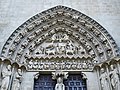 Zweiteiliges gotisches Kirchenportal mit Sturz als Linteau unter einem Tympanon mit Spitzbogenüberfangung