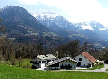 Geburtshaus (links) und Wohnhaus mit seinem Zimmer (Mitte) am Unterkälberstein.