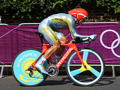 Aleksandr Vinokurov, Londra'daki 2012 Yaz Olimpiyatları'nda kullandığı bisikletin jantlarına takılı olan Kazakistan bayrağı.