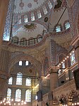 Linkes Bild: Innenraum der Üç-Şerefeli-Moschee, Edirne (um 1450) Rechtes Bild: Innenraum der Sultan-Ahmed-Moschee, Istanbul (1609–16)